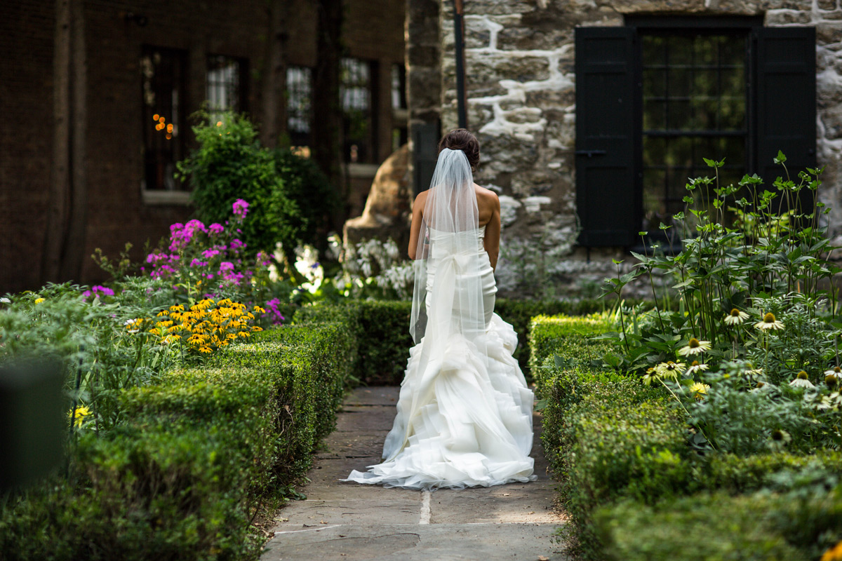bride walking through senate house gardens